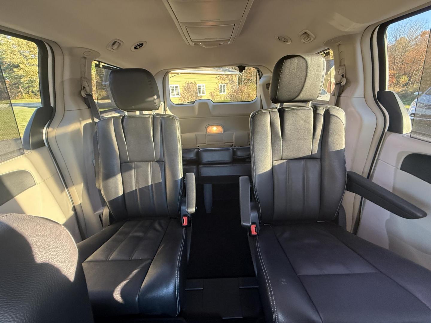 2015 White /Black Chrysler Town & Country Touring (2C4RC1BG7FR) with an 3.6L V6 DOHC 24V FFV engine, Automatic transmission, located at 11115 Chardon Rd. , Chardon, OH, 44024, (440) 214-9705, 41.580246, -81.241943 - Photo#32