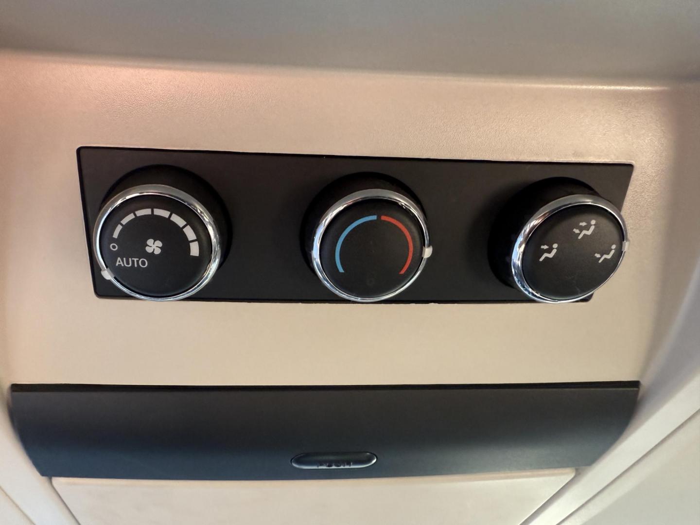 2015 White /Black Chrysler Town & Country Touring (2C4RC1BG7FR) with an 3.6L V6 DOHC 24V FFV engine, Automatic transmission, located at 11115 Chardon Rd. , Chardon, OH, 44024, (440) 214-9705, 41.580246, -81.241943 - Photo#37