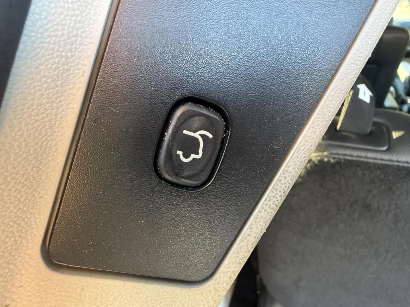 2015 White /Black Chrysler Town & Country Touring (2C4RC1BG7FR) with an 3.6L V6 DOHC 24V FFV engine, Automatic transmission, located at 11115 Chardon Rd. , Chardon, OH, 44024, (440) 214-9705, 41.580246, -81.241943 - Photo#41