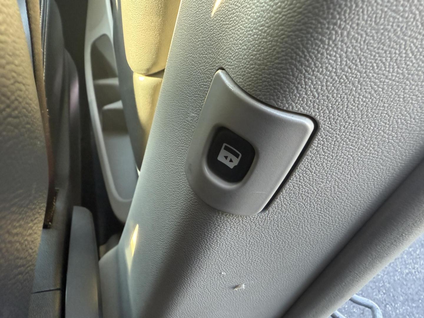 2015 White /Black Chrysler Town & Country Touring (2C4RC1BG7FR) with an 3.6L V6 DOHC 24V FFV engine, Automatic transmission, located at 11115 Chardon Rd. , Chardon, OH, 44024, (440) 214-9705, 41.580246, -81.241943 - Photo#43