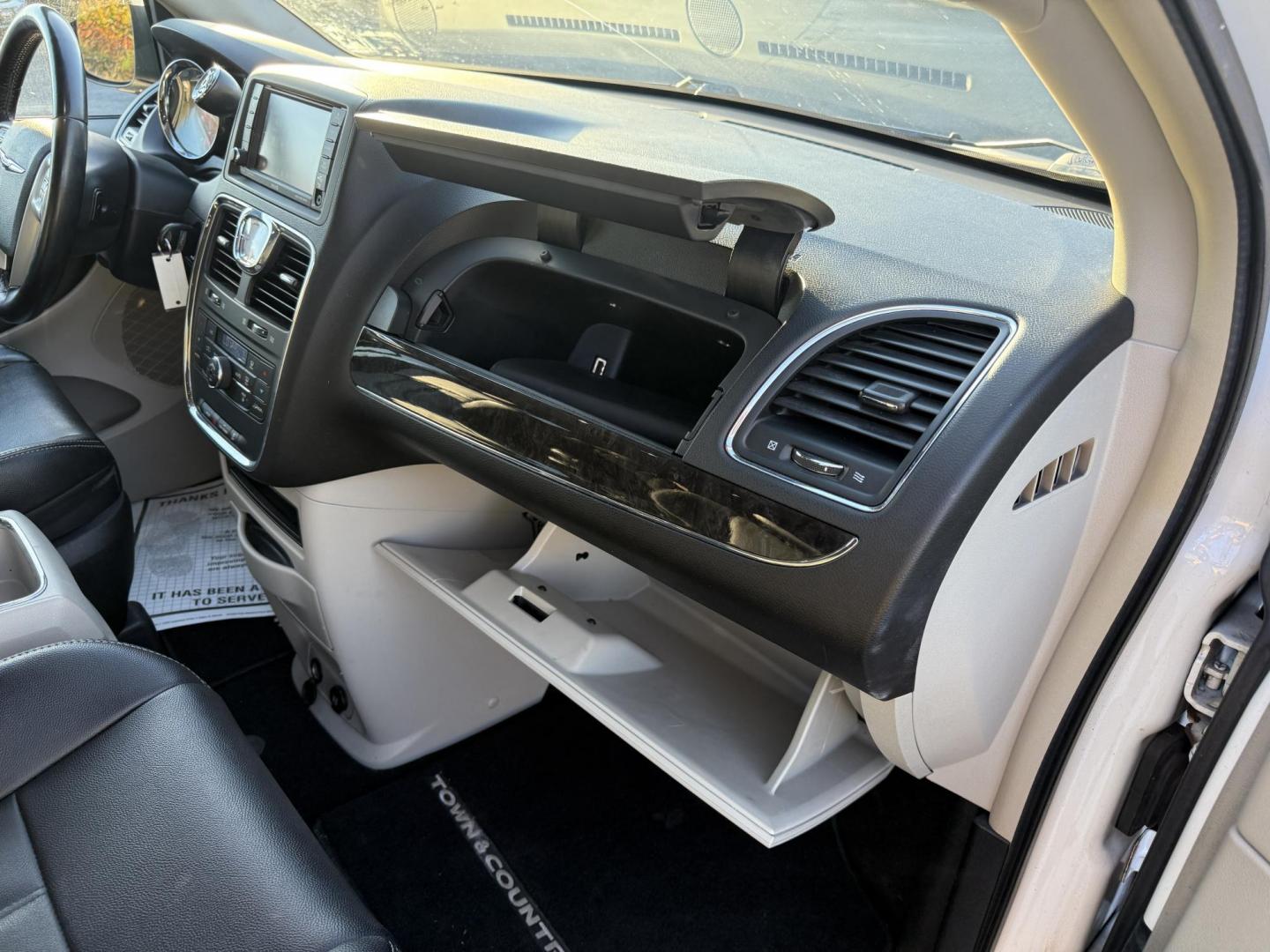 2015 White /Black Chrysler Town & Country Touring (2C4RC1BG7FR) with an 3.6L V6 DOHC 24V FFV engine, Automatic transmission, located at 11115 Chardon Rd. , Chardon, OH, 44024, (440) 214-9705, 41.580246, -81.241943 - Photo#45