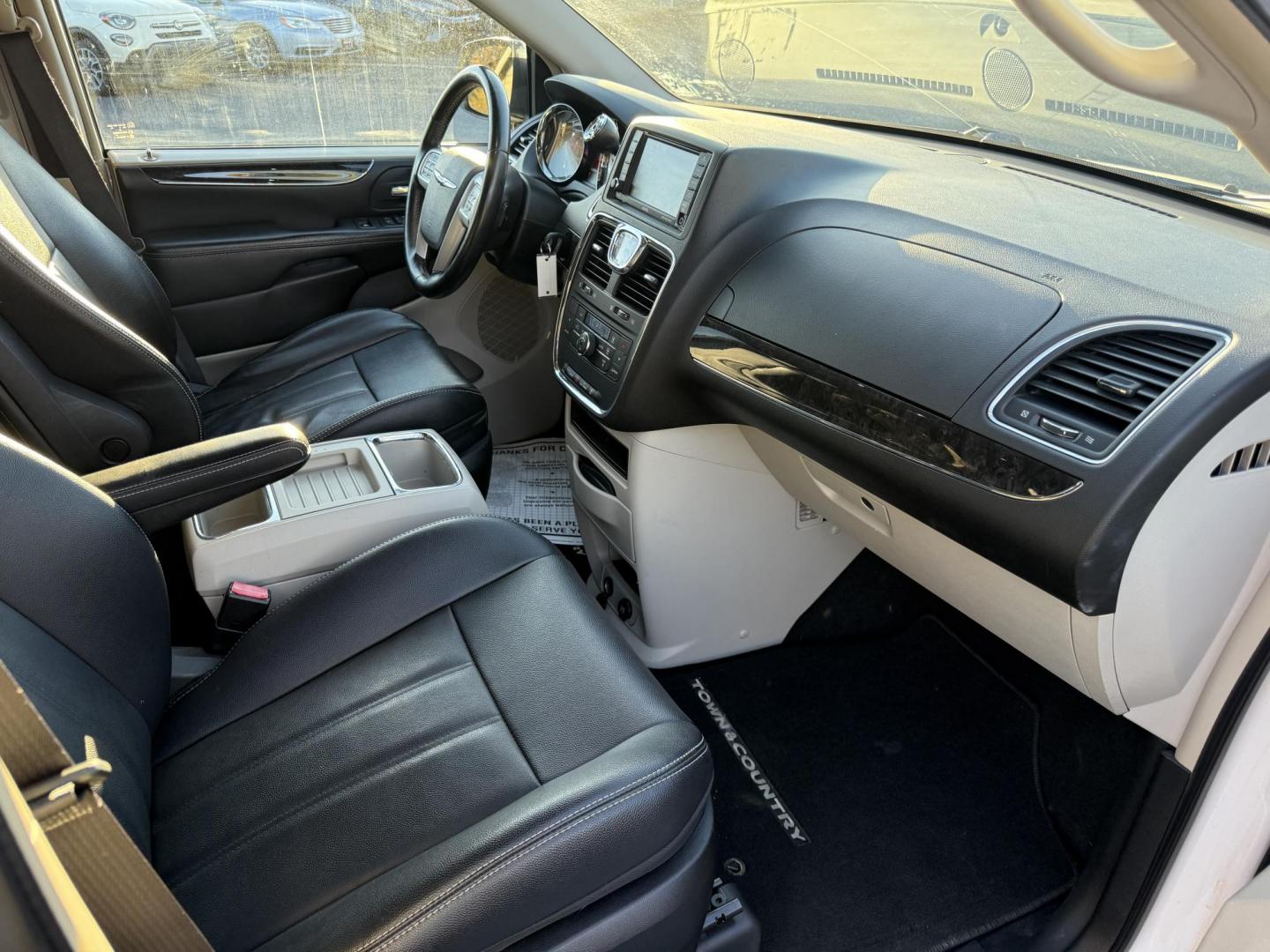 2015 White /Black Chrysler Town & Country Touring (2C4RC1BG7FR) with an 3.6L V6 DOHC 24V FFV engine, Automatic transmission, located at 11115 Chardon Rd. , Chardon, OH, 44024, (440) 214-9705, 41.580246, -81.241943 - Photo#44