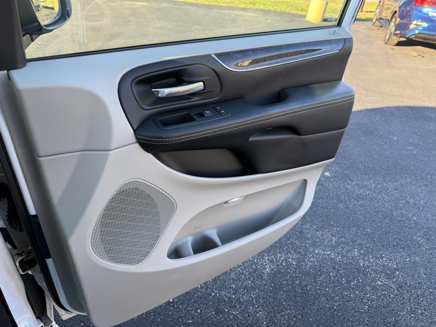 2015 White /Black Chrysler Town & Country Touring (2C4RC1BG7FR) with an 3.6L V6 DOHC 24V FFV engine, Automatic transmission, located at 11115 Chardon Rd. , Chardon, OH, 44024, (440) 214-9705, 41.580246, -81.241943 - Photo#48