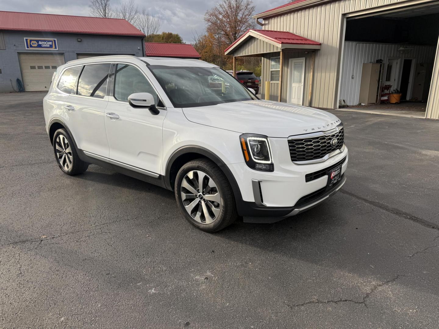 2020 White /Black Kia Telluride S AWD (5XYP6DHC4LG) with an 3.8L V6 DOHC 24V engine, Automatic transmission, located at 547 E. Main St., Orwell, OH, 44076, (440) 437-5893, 41.535435, -80.847855 - 2020 Kia Telluride S AWD – Luxury, Safety, and Power in a Stylish SUV Experience the perfect combination of upscale comfort, advanced safety, and rugged capability in this 2020 Kia Telluride S AWD. Powered by a smooth 3.8L GDI V6 engine and an 8-speed automatic transmission, this SUV delivers c - Photo#2