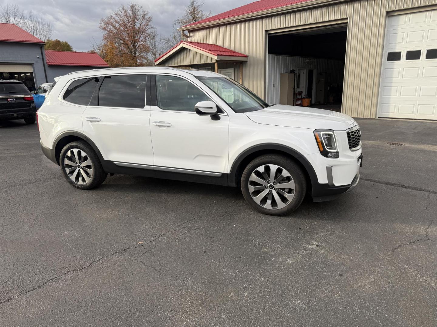 2020 White /Black Kia Telluride S AWD (5XYP6DHC4LG) with an 3.8L V6 DOHC 24V engine, Automatic transmission, located at 547 E. Main St., Orwell, OH, 44076, (440) 437-5893, 41.535435, -80.847855 - 2020 Kia Telluride S AWD – Luxury, Safety, and Power in a Stylish SUV Experience the perfect combination of upscale comfort, advanced safety, and rugged capability in this 2020 Kia Telluride S AWD. Powered by a smooth 3.8L GDI V6 engine and an 8-speed automatic transmission, this SUV delivers c - Photo#3