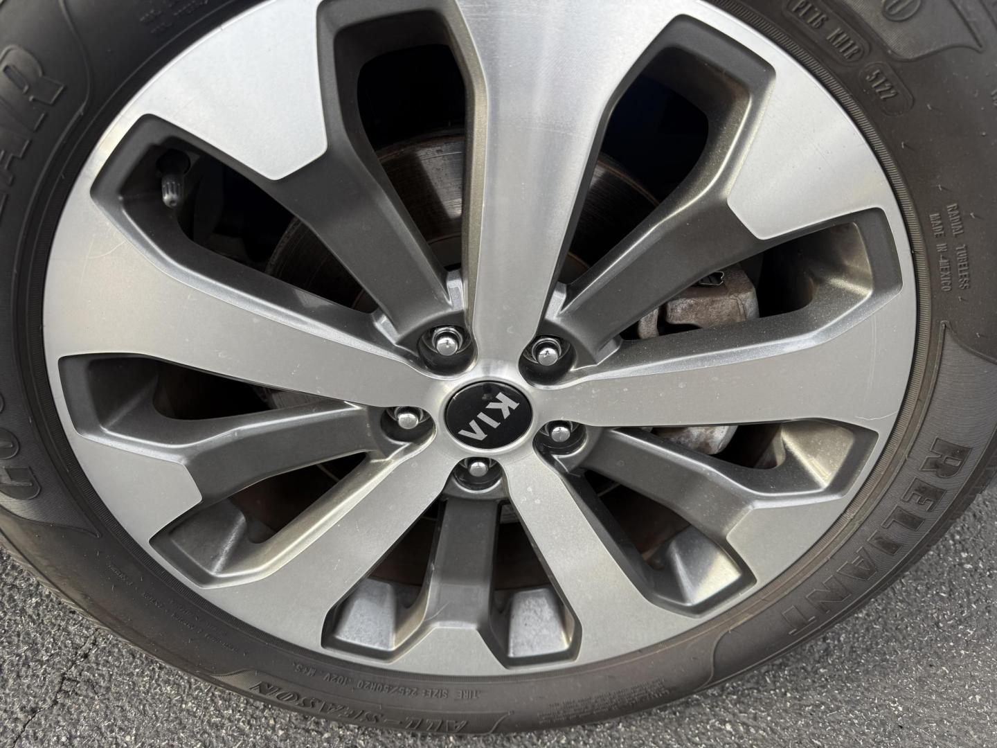 2020 White /Black Kia Telluride S AWD (5XYP6DHC4LG) with an 3.8L V6 DOHC 24V engine, Automatic transmission, located at 547 E. Main St., Orwell, OH, 44076, (440) 437-5893, 41.535435, -80.847855 - 2020 Kia Telluride S AWD – Luxury, Safety, and Power in a Stylish SUV Experience the perfect combination of upscale comfort, advanced safety, and rugged capability in this 2020 Kia Telluride S AWD. Powered by a smooth 3.8L GDI V6 engine and an 8-speed automatic transmission, this SUV delivers c - Photo#4