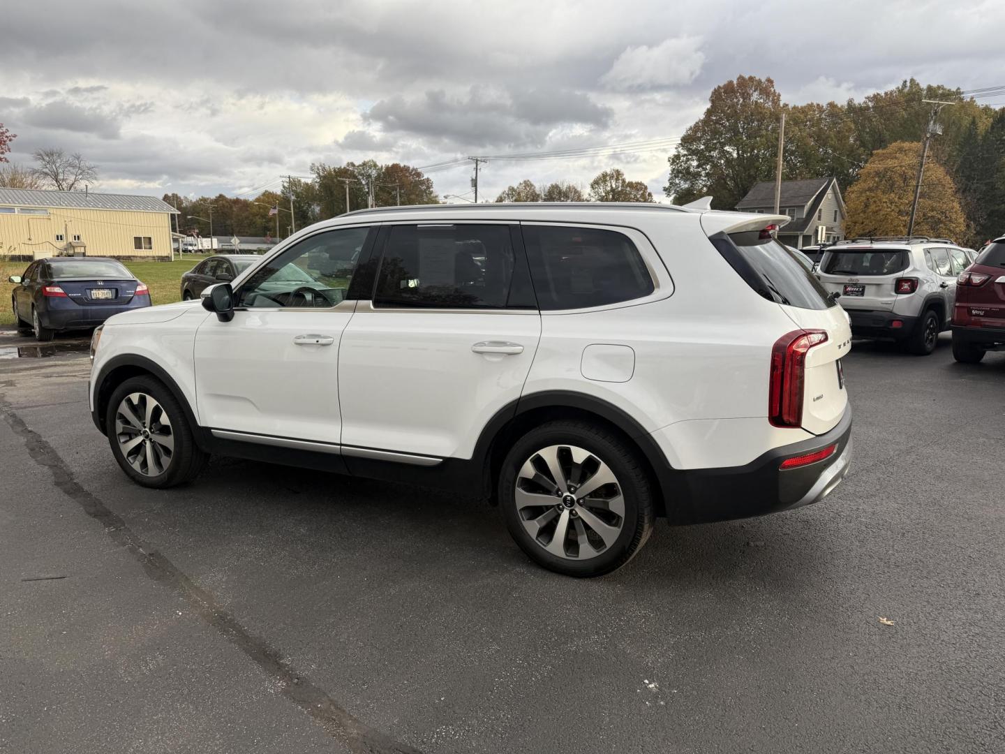 2020 White /Black Kia Telluride S AWD (5XYP6DHC4LG) with an 3.8L V6 DOHC 24V engine, Automatic transmission, located at 547 E. Main St., Orwell, OH, 44076, (440) 437-5893, 41.535435, -80.847855 - 2020 Kia Telluride S AWD – Luxury, Safety, and Power in a Stylish SUV Experience the perfect combination of upscale comfort, advanced safety, and rugged capability in this 2020 Kia Telluride S AWD. Powered by a smooth 3.8L GDI V6 engine and an 8-speed automatic transmission, this SUV delivers c - Photo#10
