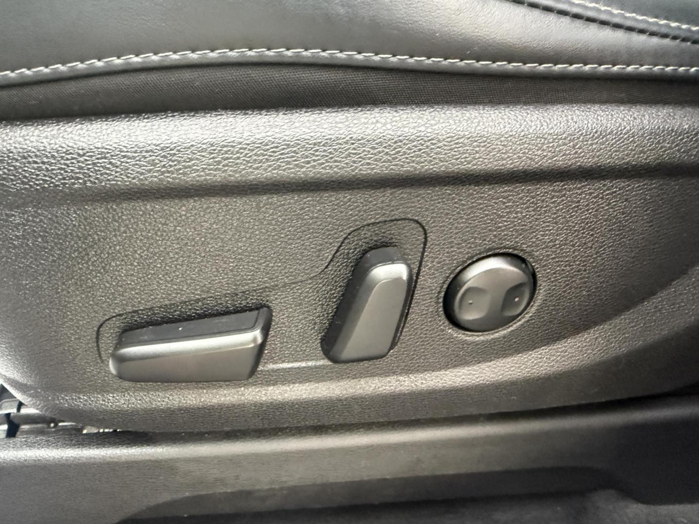 2020 White /Black Kia Telluride S AWD (5XYP6DHC4LG) with an 3.8L V6 DOHC 24V engine, Automatic transmission, located at 547 E. Main St., Orwell, OH, 44076, (440) 437-5893, 41.535435, -80.847855 - 2020 Kia Telluride S AWD – Luxury, Safety, and Power in a Stylish SUV Experience the perfect combination of upscale comfort, advanced safety, and rugged capability in this 2020 Kia Telluride S AWD. Powered by a smooth 3.8L GDI V6 engine and an 8-speed automatic transmission, this SUV delivers c - Photo#18