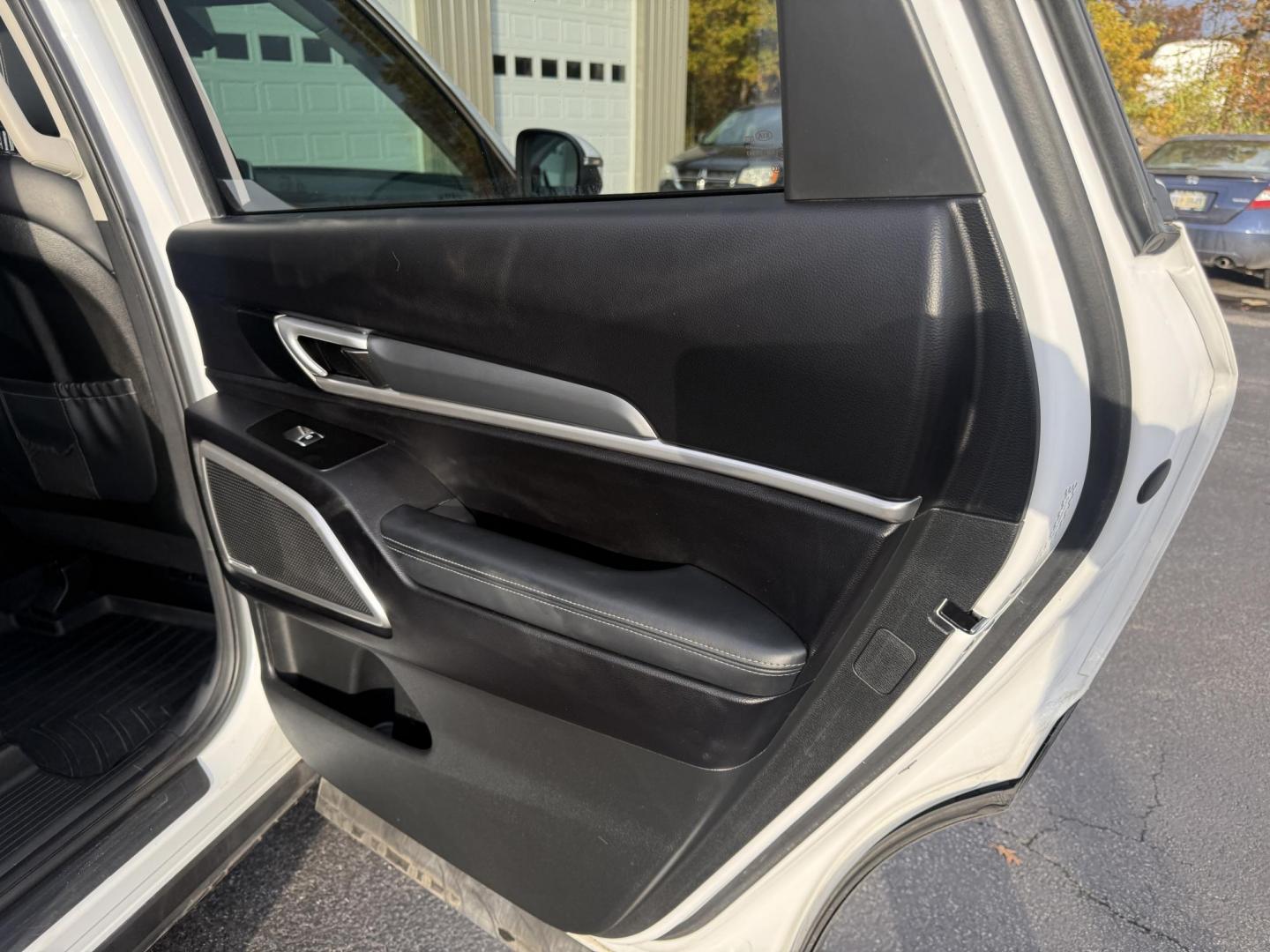 2020 White /Black Kia Telluride S AWD (5XYP6DHC4LG) with an 3.8L V6 DOHC 24V engine, Automatic transmission, located at 547 E. Main St., Orwell, OH, 44076, (440) 437-5893, 41.535435, -80.847855 - 2020 Kia Telluride S AWD – Luxury, Safety, and Power in a Stylish SUV Experience the perfect combination of upscale comfort, advanced safety, and rugged capability in this 2020 Kia Telluride S AWD. Powered by a smooth 3.8L GDI V6 engine and an 8-speed automatic transmission, this SUV delivers c - Photo#47