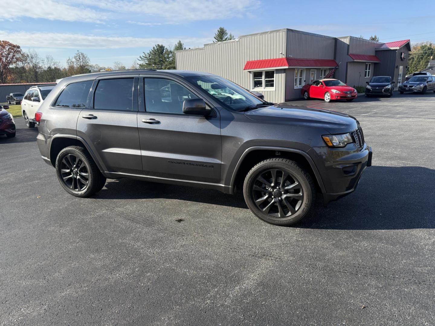 2017 Gray /Black Jeep Grand Cherokee Altitude 4WD (1C4RJFAG3HC) with an 3.6L V6 DOHC 24V engine, Automatic transmission, located at 11115 Chardon Rd. , Chardon, OH, 44024, (440) 214-9705, 41.580246, -81.241943 - ONE OWNER 2017 – Jeep Grand Cherokee Altitude 4WD – Stylish, Capable, and Loaded with Features Experience the perfect blend of rugged capability and refined comfort with this 2017 Jeep Grand Cherokee Altitude 4WD. Powered by a proven 3.6L Pentastar V6 engine paired with an 8-speed automatic t - Photo#3