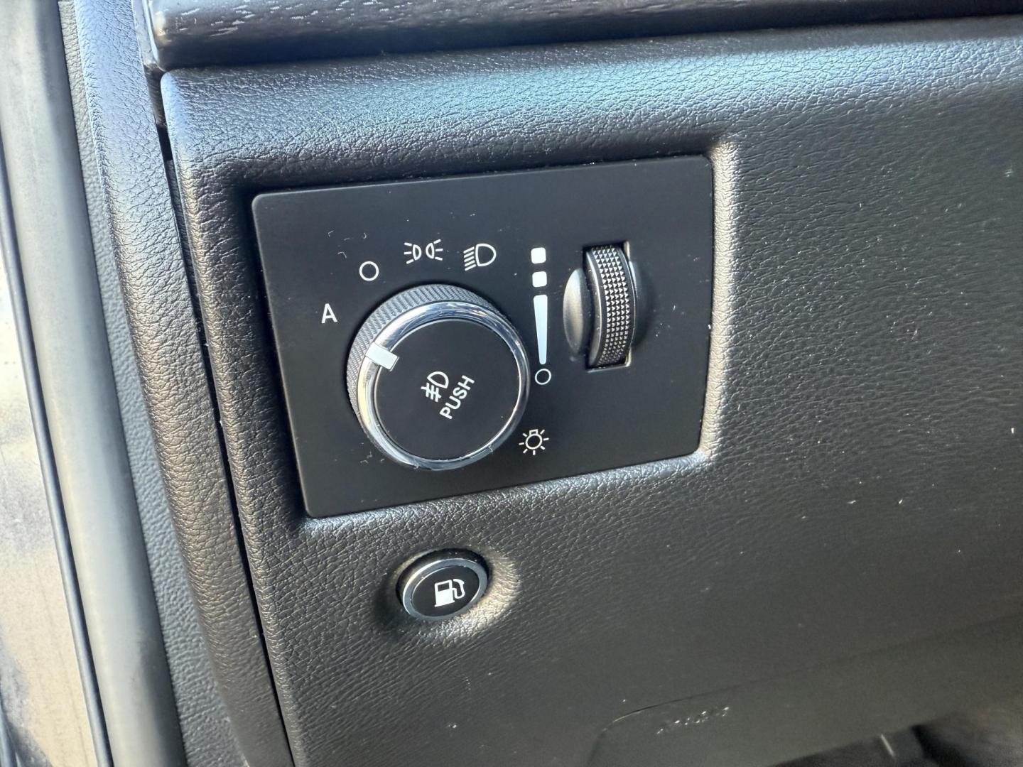 2017 Gray /Black Jeep Grand Cherokee Altitude 4WD (1C4RJFAG3HC) with an 3.6L V6 DOHC 24V engine, Automatic transmission, located at 11115 Chardon Rd. , Chardon, OH, 44024, (440) 214-9705, 41.580246, -81.241943 - ONE OWNER 2017 – Jeep Grand Cherokee Altitude 4WD – Stylish, Capable, and Loaded with Features Experience the perfect blend of rugged capability and refined comfort with this 2017 Jeep Grand Cherokee Altitude 4WD. Powered by a proven 3.6L Pentastar V6 engine paired with an 8-speed automatic t - Photo#19