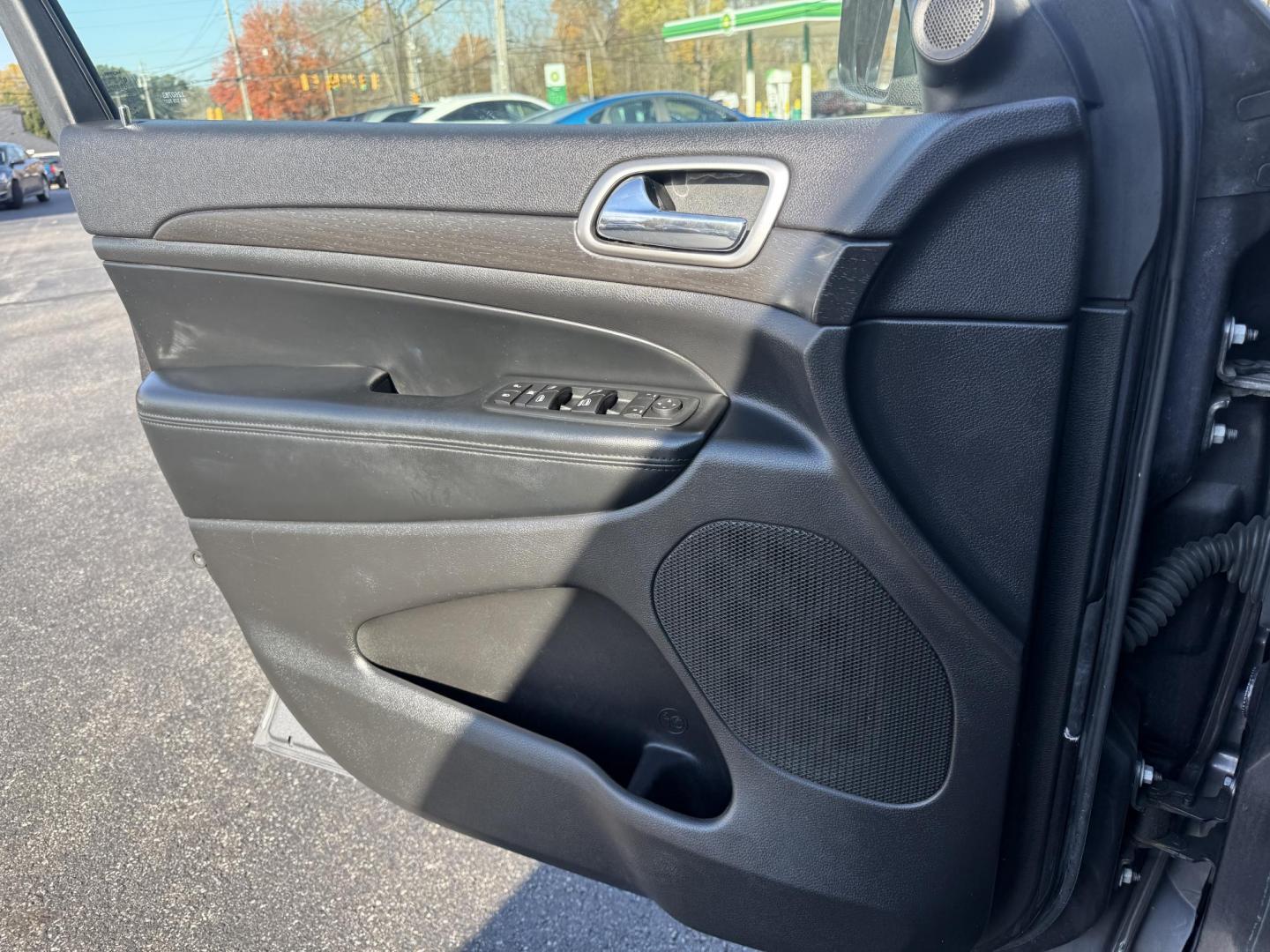 2017 Gray /Black Jeep Grand Cherokee Altitude 4WD (1C4RJFAG3HC) with an 3.6L V6 DOHC 24V engine, Automatic transmission, located at 11115 Chardon Rd. , Chardon, OH, 44024, (440) 214-9705, 41.580246, -81.241943 - ONE OWNER 2017 – Jeep Grand Cherokee Altitude 4WD – Stylish, Capable, and Loaded with Features Experience the perfect blend of rugged capability and refined comfort with this 2017 Jeep Grand Cherokee Altitude 4WD. Powered by a proven 3.6L Pentastar V6 engine paired with an 8-speed automatic t - Photo#17