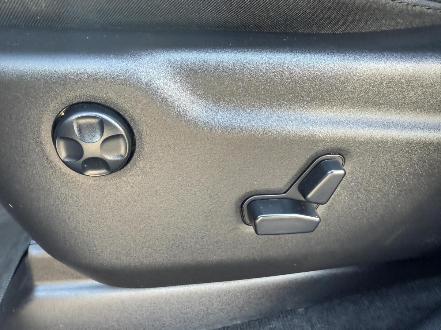 2017 Gray /Black Jeep Grand Cherokee Altitude 4WD (1C4RJFAG3HC) with an 3.6L V6 DOHC 24V engine, Automatic transmission, located at 11115 Chardon Rd. , Chardon, OH, 44024, (440) 214-9705, 41.580246, -81.241943 - ONE OWNER 2017 – Jeep Grand Cherokee Altitude 4WD – Stylish, Capable, and Loaded with Features Experience the perfect blend of rugged capability and refined comfort with this 2017 Jeep Grand Cherokee Altitude 4WD. Powered by a proven 3.6L Pentastar V6 engine paired with an 8-speed automatic t - Photo#20