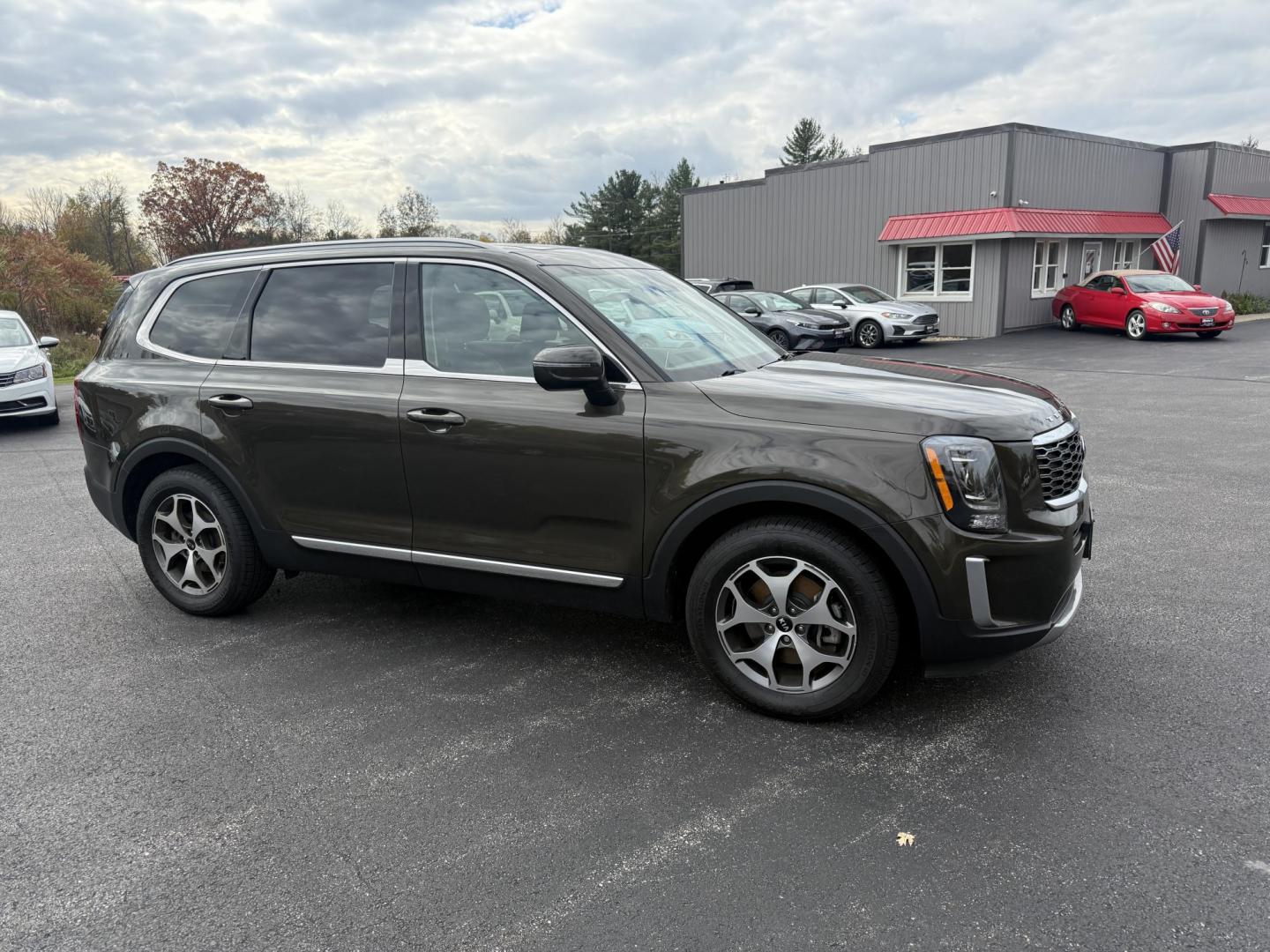 2020 Green /Black Kia Telluride EX AWD (5XYP3DHCXLG) with an 3.8L V6 DOHC 24V engine, Automatic transmission, located at 11115 Chardon Rd. , Chardon, OH, 44024, (440) 214-9705, 41.580246, -81.241943 - 2020 Kia Telluride EX AWD – Luxury, Safety, and Power in an Elegant SUV Experience the ultimate in comfort and capability with this 2020 Kia Telluride EX AWD. Powered by a responsive 3.8L GDI V6 engine paired with an 8-speed automatic transmission, this SUV offers a smooth ride and impressive t - Photo#3