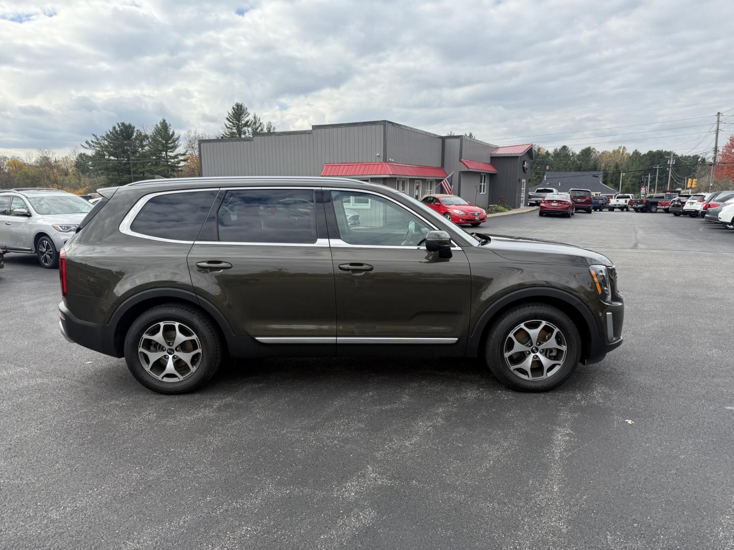 2020 Green /Black Kia Telluride EX AWD (5XYP3DHCXLG) with an 3.8L V6 DOHC 24V engine, Automatic transmission, located at 11115 Chardon Rd. , Chardon, OH, 44024, (440) 214-9705, 41.580246, -81.241943 - 2020 Kia Telluride EX AWD – Luxury, Safety, and Power in an Elegant SUV Experience the ultimate in comfort and capability with this 2020 Kia Telluride EX AWD. Powered by a responsive 3.8L GDI V6 engine paired with an 8-speed automatic transmission, this SUV offers a smooth ride and impressive t - Photo#5