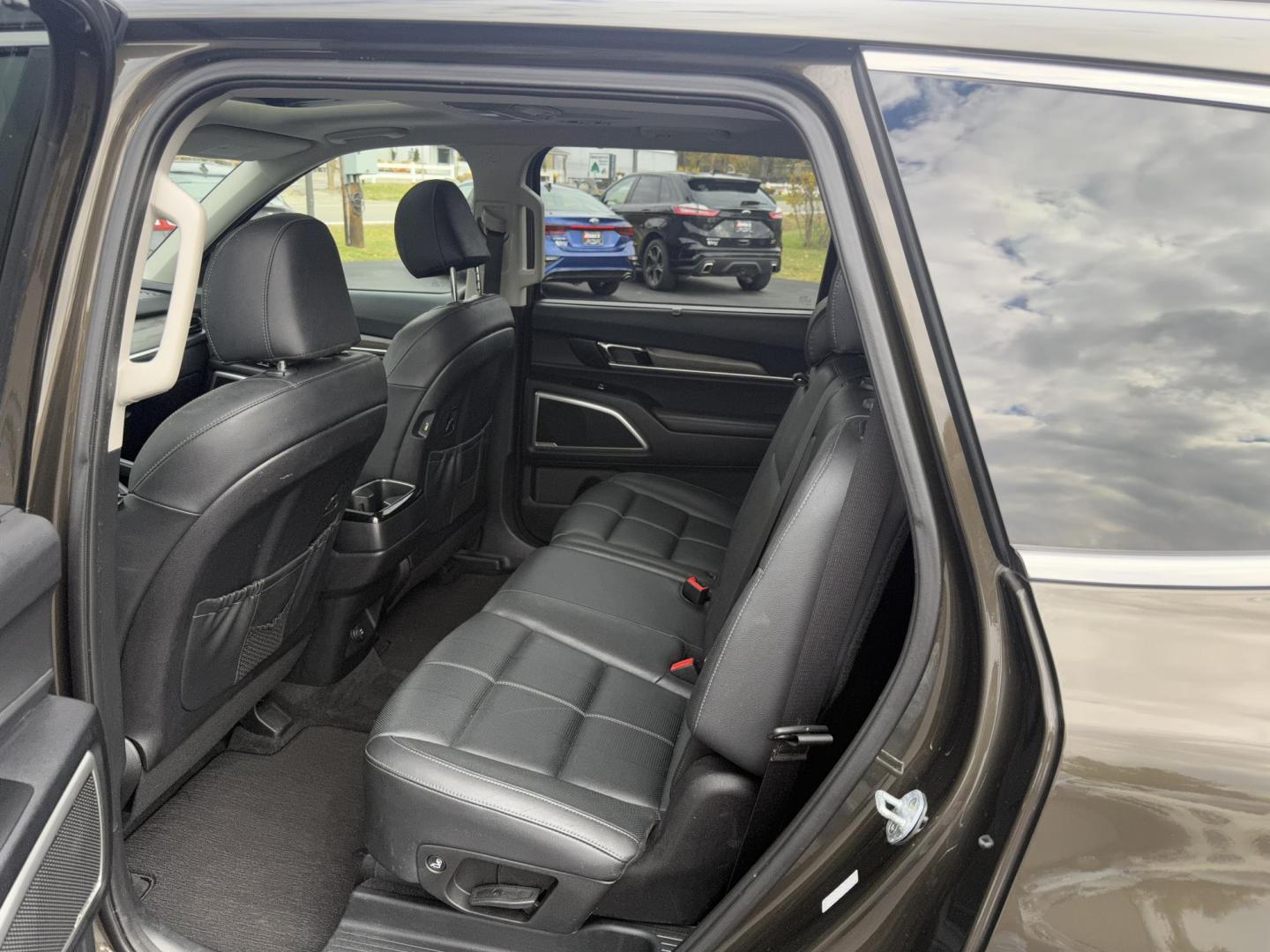 2020 Green /Black Kia Telluride EX AWD (5XYP3DHCXLG) with an 3.8L V6 DOHC 24V engine, Automatic transmission, located at 11115 Chardon Rd. , Chardon, OH, 44024, (440) 214-9705, 41.580246, -81.241943 - 2020 Kia Telluride EX AWD – Luxury, Safety, and Power in an Elegant SUV Experience the ultimate in comfort and capability with this 2020 Kia Telluride EX AWD. Powered by a responsive 3.8L GDI V6 engine paired with an 8-speed automatic transmission, this SUV offers a smooth ride and impressive t - Photo#37