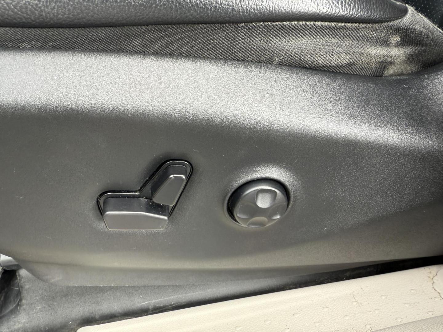 2018 Black /Black Chrysler Pacifica Touring-L (2C4RC1BG8JR) with an 3.6L V6 DOHC 24V engine, Automatic transmission, located at 11115 Chardon Rd. , Chardon, OH, 44024, (440) 214-9705, 41.580246, -81.241943 - Photo#20