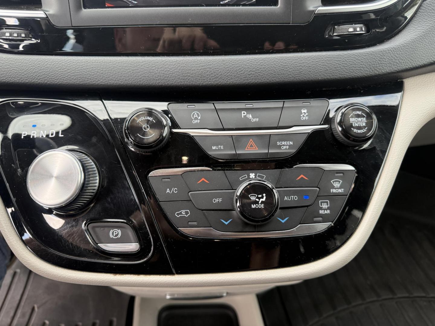 2018 Black /Black Chrysler Pacifica Touring-L (2C4RC1BG8JR) with an 3.6L V6 DOHC 24V engine, Automatic transmission, located at 11115 Chardon Rd. , Chardon, OH, 44024, (440) 214-9705, 41.580246, -81.241943 - Photo#30