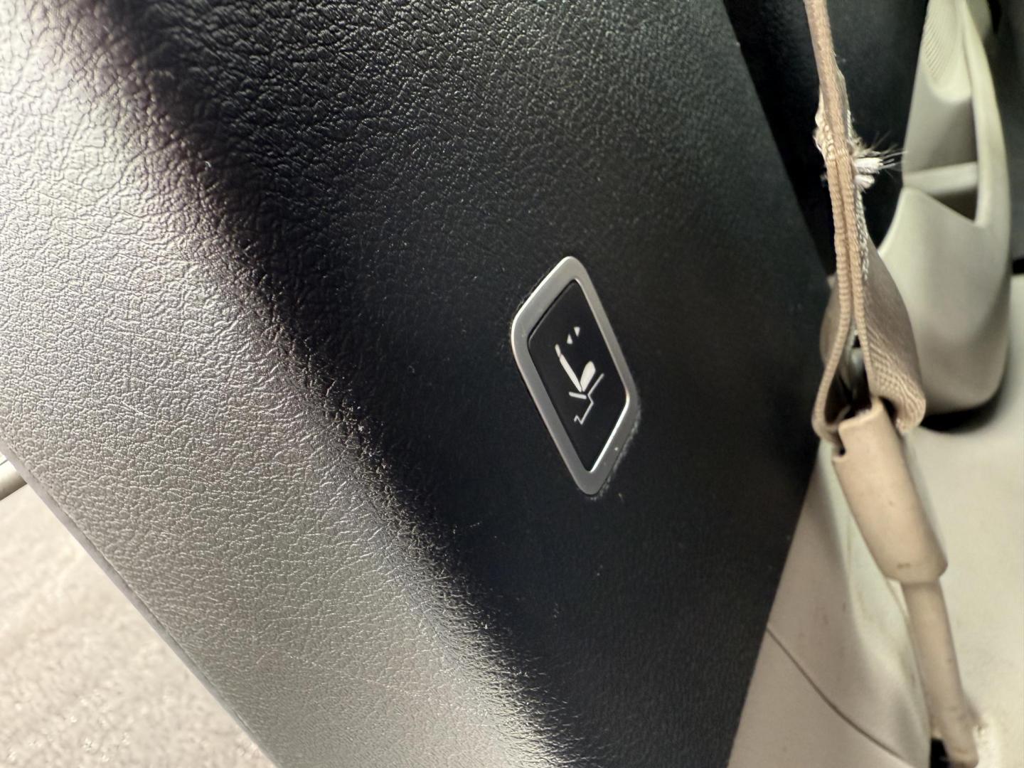 2018 Black /Black Chrysler Pacifica Touring-L (2C4RC1BG8JR) with an 3.6L V6 DOHC 24V engine, Automatic transmission, located at 11115 Chardon Rd. , Chardon, OH, 44024, (440) 214-9705, 41.580246, -81.241943 - Photo#37