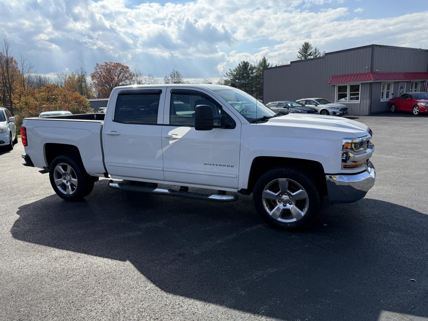 2017 White /Black Chevrolet Silverado 1500 LT Crew Cab 2WD (3GCPCREC5HG) with an 5.3L V8 OHV 16V engine, Automatic transmission, located at 11115 Chardon Rd. , Chardon, OH, 44024, (440) 214-9705, 41.580246, -81.241943 - 2017 Chevrolet Silverado 1500 LT Crew Cab 4WD – Rugged Power, Versatile Towing, and Modern Comfort Get ready to tackle any job or adventure with this 2017 Chevrolet Silverado 1500 LT Crew Cab 4WD. Equipped with a powerful 5.3L EcoTec3 V8 engine and a smooth 6-speed automatic transmission, this - Photo#3