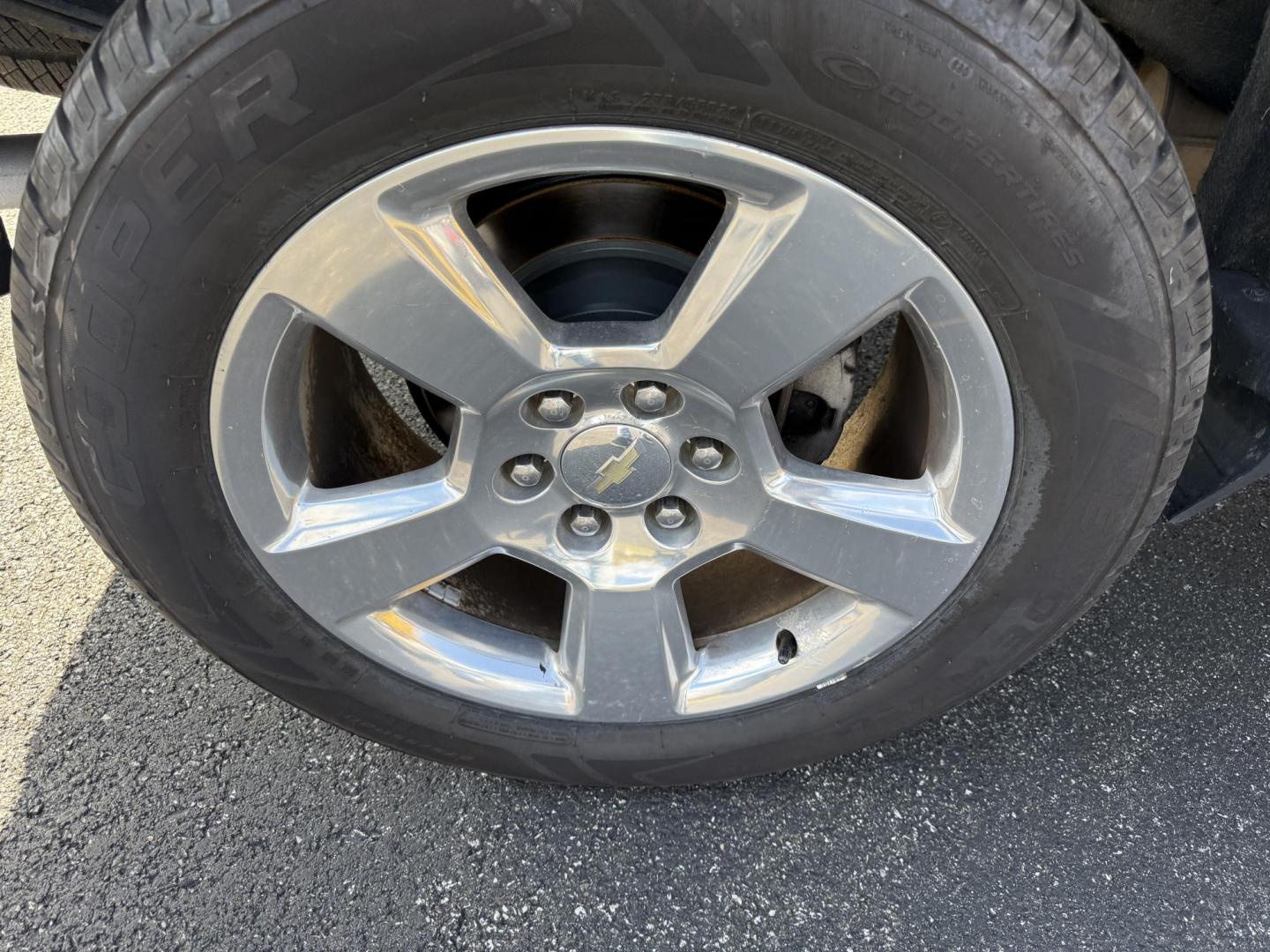 2017 White /Black Chevrolet Silverado 1500 LT Crew Cab 2WD (3GCPCREC5HG) with an 5.3L V8 OHV 16V engine, Automatic transmission, located at 11115 Chardon Rd. , Chardon, OH, 44024, (440) 214-9705, 41.580246, -81.241943 - 2017 Chevrolet Silverado 1500 LT Crew Cab 4WD – Rugged Power, Versatile Towing, and Modern Comfort Get ready to tackle any job or adventure with this 2017 Chevrolet Silverado 1500 LT Crew Cab 4WD. Equipped with a powerful 5.3L EcoTec3 V8 engine and a smooth 6-speed automatic transmission, this - Photo#6