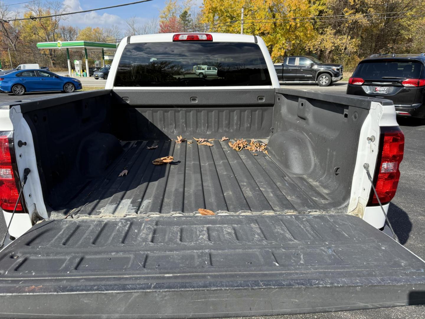 2017 White /Black Chevrolet Silverado 1500 LT Crew Cab 2WD (3GCPCREC5HG) with an 5.3L V8 OHV 16V engine, Automatic transmission, located at 11115 Chardon Rd. , Chardon, OH, 44024, (440) 214-9705, 41.580246, -81.241943 - 2017 Chevrolet Silverado 1500 LT Crew Cab 4WD – Rugged Power, Versatile Towing, and Modern Comfort Get ready to tackle any job or adventure with this 2017 Chevrolet Silverado 1500 LT Crew Cab 4WD. Equipped with a powerful 5.3L EcoTec3 V8 engine and a smooth 6-speed automatic transmission, this - Photo#9
