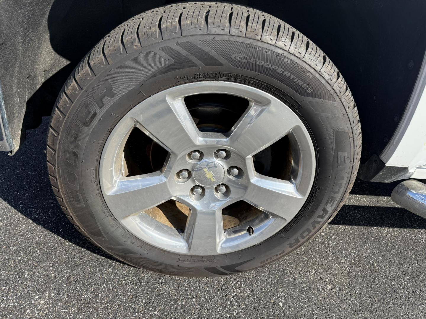 2017 White /Black Chevrolet Silverado 1500 LT Crew Cab 2WD (3GCPCREC5HG) with an 5.3L V8 OHV 16V engine, Automatic transmission, located at 11115 Chardon Rd. , Chardon, OH, 44024, (440) 214-9705, 41.580246, -81.241943 - 2017 Chevrolet Silverado 1500 LT Crew Cab 4WD – Rugged Power, Versatile Towing, and Modern Comfort Get ready to tackle any job or adventure with this 2017 Chevrolet Silverado 1500 LT Crew Cab 4WD. Equipped with a powerful 5.3L EcoTec3 V8 engine and a smooth 6-speed automatic transmission, this - Photo#14