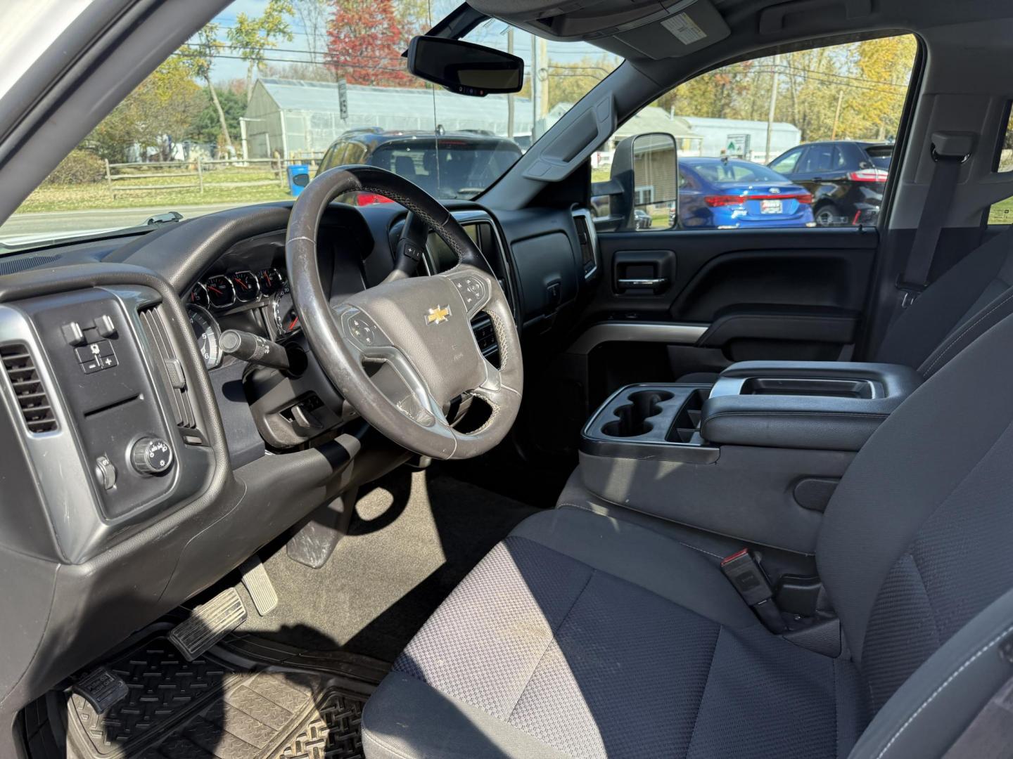 2017 White /Black Chevrolet Silverado 1500 LT Crew Cab 2WD (3GCPCREC5HG) with an 5.3L V8 OHV 16V engine, Automatic transmission, located at 11115 Chardon Rd. , Chardon, OH, 44024, (440) 214-9705, 41.580246, -81.241943 - 2017 Chevrolet Silverado 1500 LT Crew Cab 4WD – Rugged Power, Versatile Towing, and Modern Comfort Get ready to tackle any job or adventure with this 2017 Chevrolet Silverado 1500 LT Crew Cab 4WD. Equipped with a powerful 5.3L EcoTec3 V8 engine and a smooth 6-speed automatic transmission, this - Photo#16