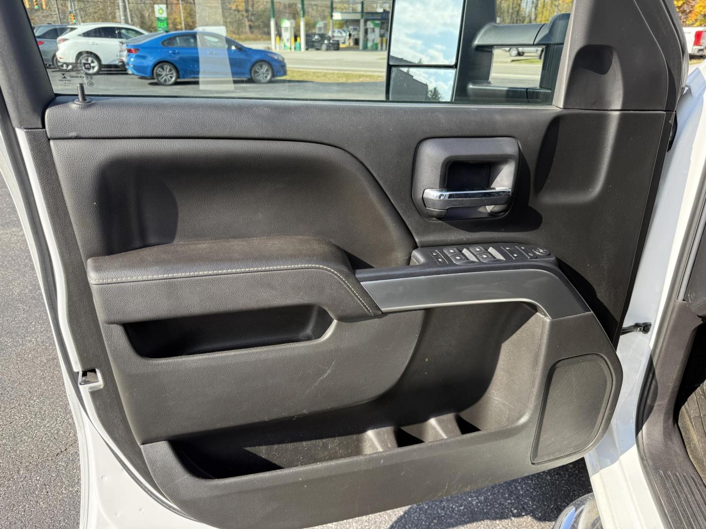 2017 White /Black Chevrolet Silverado 1500 LT Crew Cab 2WD (3GCPCREC5HG) with an 5.3L V8 OHV 16V engine, Automatic transmission, located at 11115 Chardon Rd. , Chardon, OH, 44024, (440) 214-9705, 41.580246, -81.241943 - 2017 Chevrolet Silverado 1500 LT Crew Cab 4WD – Rugged Power, Versatile Towing, and Modern Comfort Get ready to tackle any job or adventure with this 2017 Chevrolet Silverado 1500 LT Crew Cab 4WD. Equipped with a powerful 5.3L EcoTec3 V8 engine and a smooth 6-speed automatic transmission, this - Photo#17