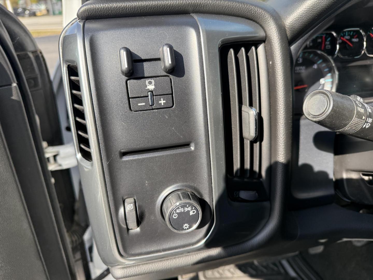 2017 White /Black Chevrolet Silverado 1500 LT Crew Cab 2WD (3GCPCREC5HG) with an 5.3L V8 OHV 16V engine, Automatic transmission, located at 11115 Chardon Rd. , Chardon, OH, 44024, (440) 214-9705, 41.580246, -81.241943 - 2017 Chevrolet Silverado 1500 LT Crew Cab 4WD – Rugged Power, Versatile Towing, and Modern Comfort Get ready to tackle any job or adventure with this 2017 Chevrolet Silverado 1500 LT Crew Cab 4WD. Equipped with a powerful 5.3L EcoTec3 V8 engine and a smooth 6-speed automatic transmission, this - Photo#21