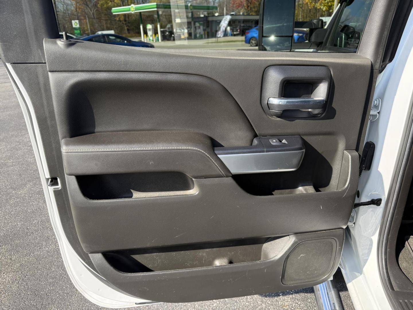 2017 White /Black Chevrolet Silverado 1500 LT Crew Cab 2WD (3GCPCREC5HG) with an 5.3L V8 OHV 16V engine, Automatic transmission, located at 11115 Chardon Rd. , Chardon, OH, 44024, (440) 214-9705, 41.580246, -81.241943 - 2017 Chevrolet Silverado 1500 LT Crew Cab 4WD – Rugged Power, Versatile Towing, and Modern Comfort Get ready to tackle any job or adventure with this 2017 Chevrolet Silverado 1500 LT Crew Cab 4WD. Equipped with a powerful 5.3L EcoTec3 V8 engine and a smooth 6-speed automatic transmission, this - Photo#34