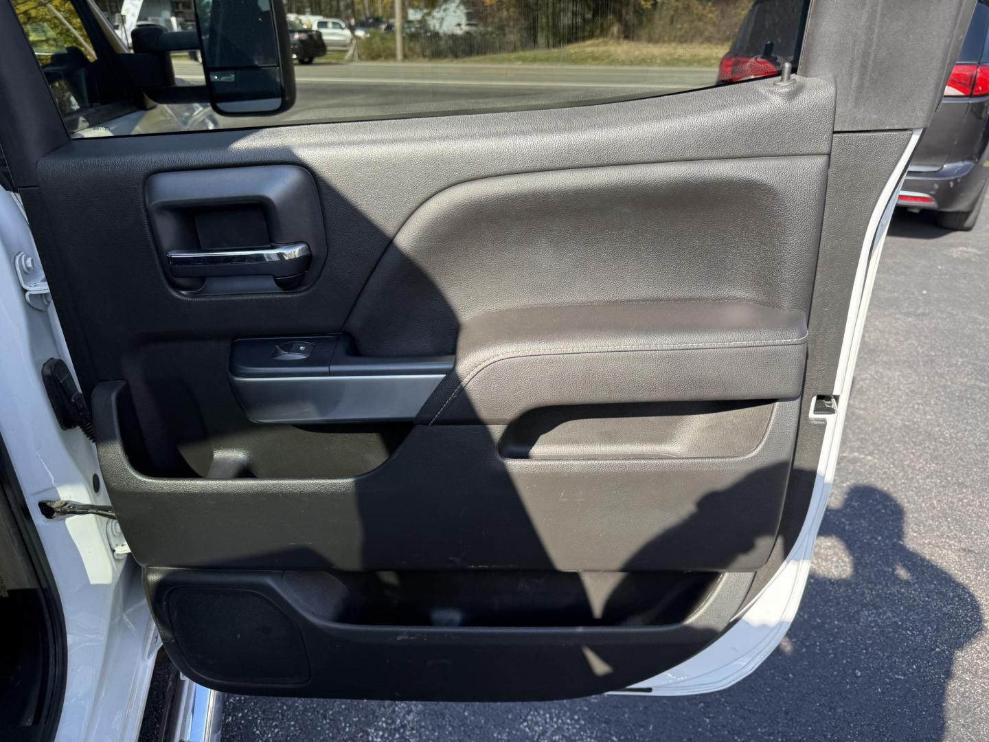 2017 White /Black Chevrolet Silverado 1500 LT Crew Cab 2WD (3GCPCREC5HG) with an 5.3L V8 OHV 16V engine, Automatic transmission, located at 11115 Chardon Rd. , Chardon, OH, 44024, (440) 214-9705, 41.580246, -81.241943 - 2017 Chevrolet Silverado 1500 LT Crew Cab 4WD – Rugged Power, Versatile Towing, and Modern Comfort Get ready to tackle any job or adventure with this 2017 Chevrolet Silverado 1500 LT Crew Cab 4WD. Equipped with a powerful 5.3L EcoTec3 V8 engine and a smooth 6-speed automatic transmission, this - Photo#38