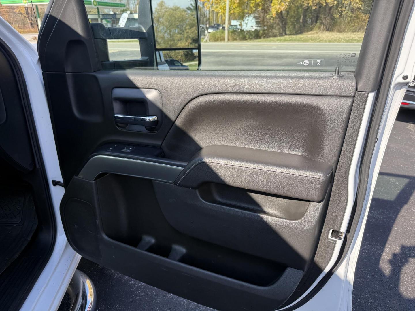 2017 White /Black Chevrolet Silverado 1500 LT Crew Cab 2WD (3GCPCREC5HG) with an 5.3L V8 OHV 16V engine, Automatic transmission, located at 11115 Chardon Rd. , Chardon, OH, 44024, (440) 214-9705, 41.580246, -81.241943 - 2017 Chevrolet Silverado 1500 LT Crew Cab 4WD – Rugged Power, Versatile Towing, and Modern Comfort Get ready to tackle any job or adventure with this 2017 Chevrolet Silverado 1500 LT Crew Cab 4WD. Equipped with a powerful 5.3L EcoTec3 V8 engine and a smooth 6-speed automatic transmission, this - Photo#45