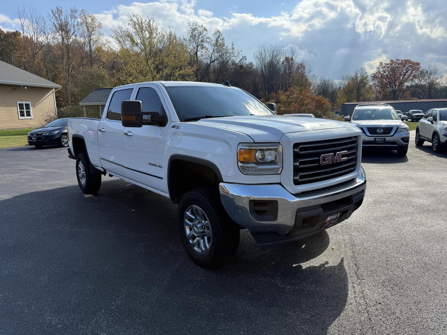 2017 White /Black GMC Sierra 2500HD SLE Crew Cab 4WD (1GT12SEG6HF) with an 6.0L V8 OHV 16V FFV engine, Automatic transmission, located at 11115 Chardon Rd. , Chardon, OH, 44024, (440) 214-9705, 41.580246, -81.241943 - Photo#2