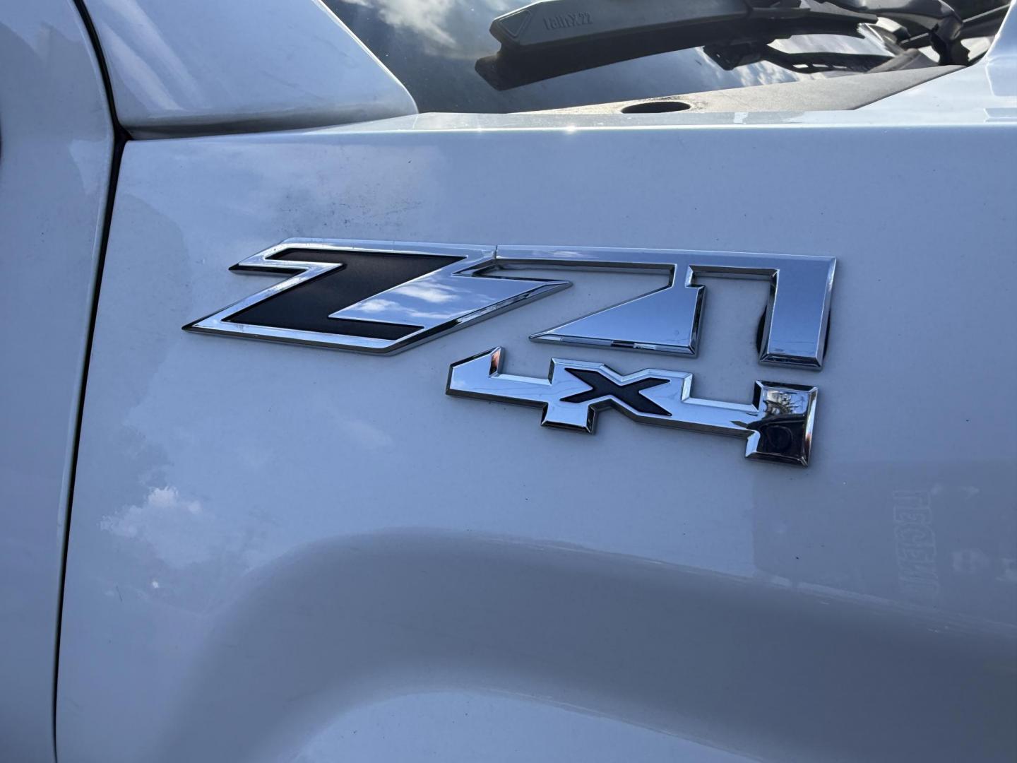 2017 White /Black GMC Sierra 2500HD SLE Crew Cab 4WD (1GT12SEG6HF) with an 6.0L V8 OHV 16V FFV engine, Automatic transmission, located at 11115 Chardon Rd. , Chardon, OH, 44024, (440) 214-9705, 41.580246, -81.241943 - Photo#5