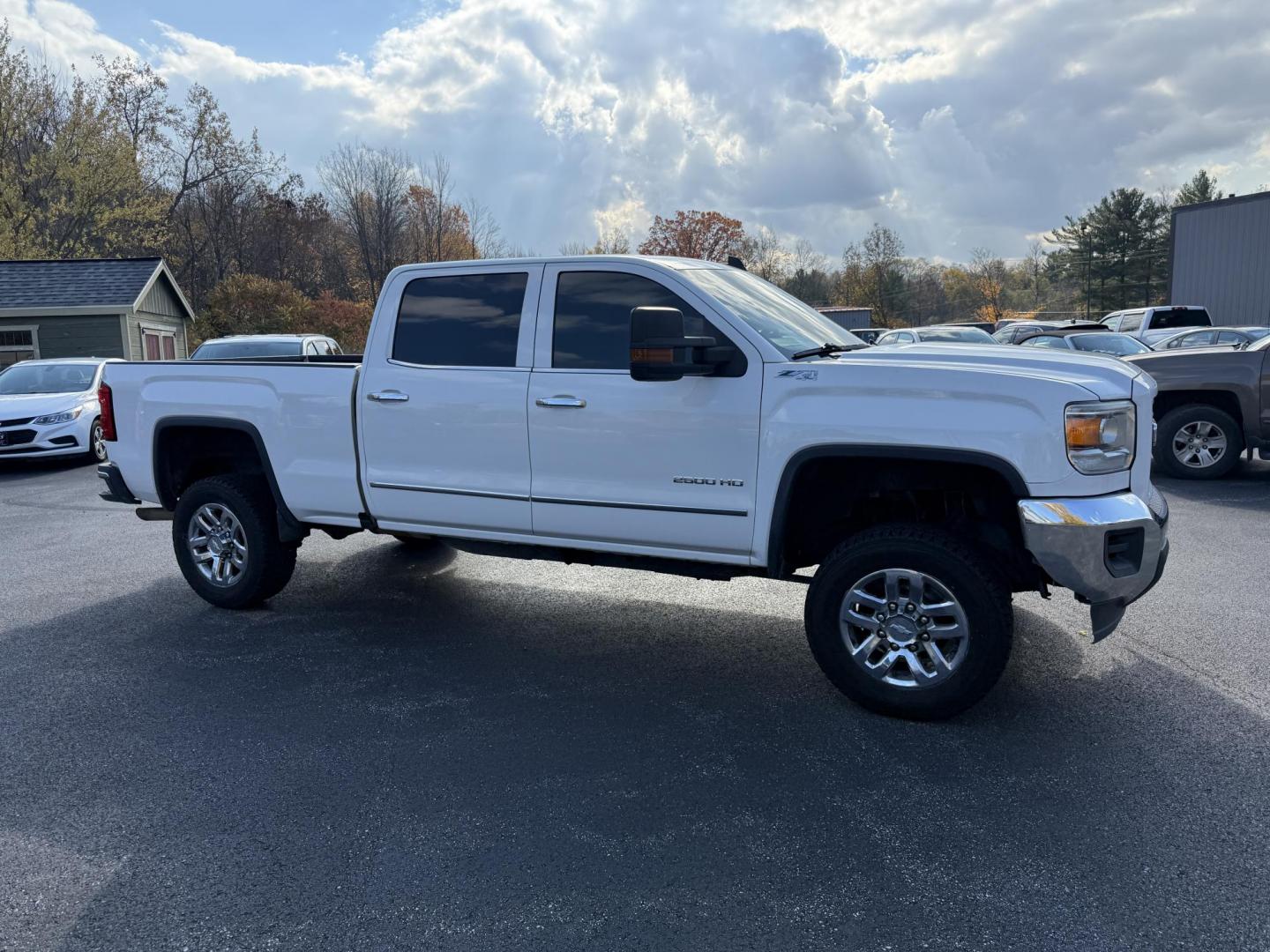 2017 White /Black GMC Sierra 2500HD SLE Crew Cab 4WD (1GT12SEG6HF) with an 6.0L V8 OHV 16V FFV engine, Automatic transmission, located at 11115 Chardon Rd. , Chardon, OH, 44024, (440) 214-9705, 41.580246, -81.241943 - Photo#3