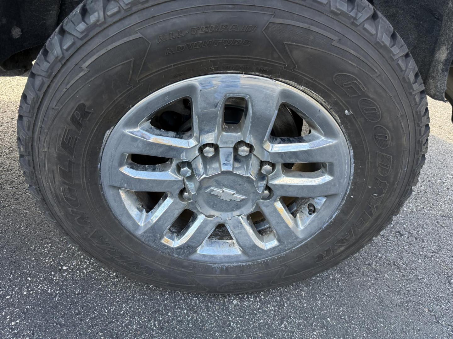 2017 White /Black GMC Sierra 2500HD SLE Crew Cab 4WD (1GT12SEG6HF) with an 6.0L V8 OHV 16V FFV engine, Automatic transmission, located at 11115 Chardon Rd. , Chardon, OH, 44024, (440) 214-9705, 41.580246, -81.241943 - Photo#4