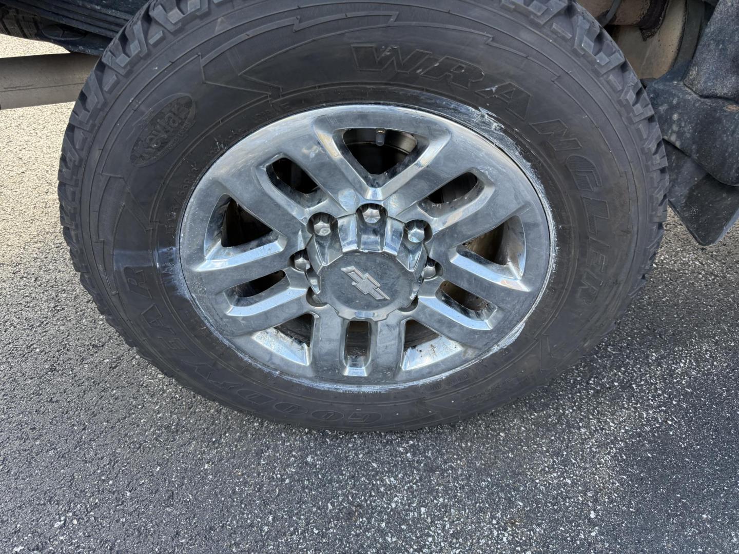 2017 White /Black GMC Sierra 2500HD SLE Crew Cab 4WD (1GT12SEG6HF) with an 6.0L V8 OHV 16V FFV engine, Automatic transmission, located at 11115 Chardon Rd. , Chardon, OH, 44024, (440) 214-9705, 41.580246, -81.241943 - Photo#7