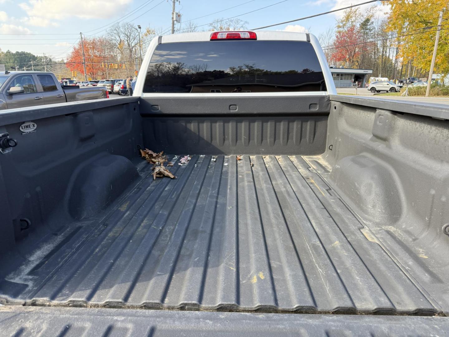 2017 White /Black GMC Sierra 2500HD SLE Crew Cab 4WD (1GT12SEG6HF) with an 6.0L V8 OHV 16V FFV engine, Automatic transmission, located at 11115 Chardon Rd. , Chardon, OH, 44024, (440) 214-9705, 41.580246, -81.241943 - Photo#10