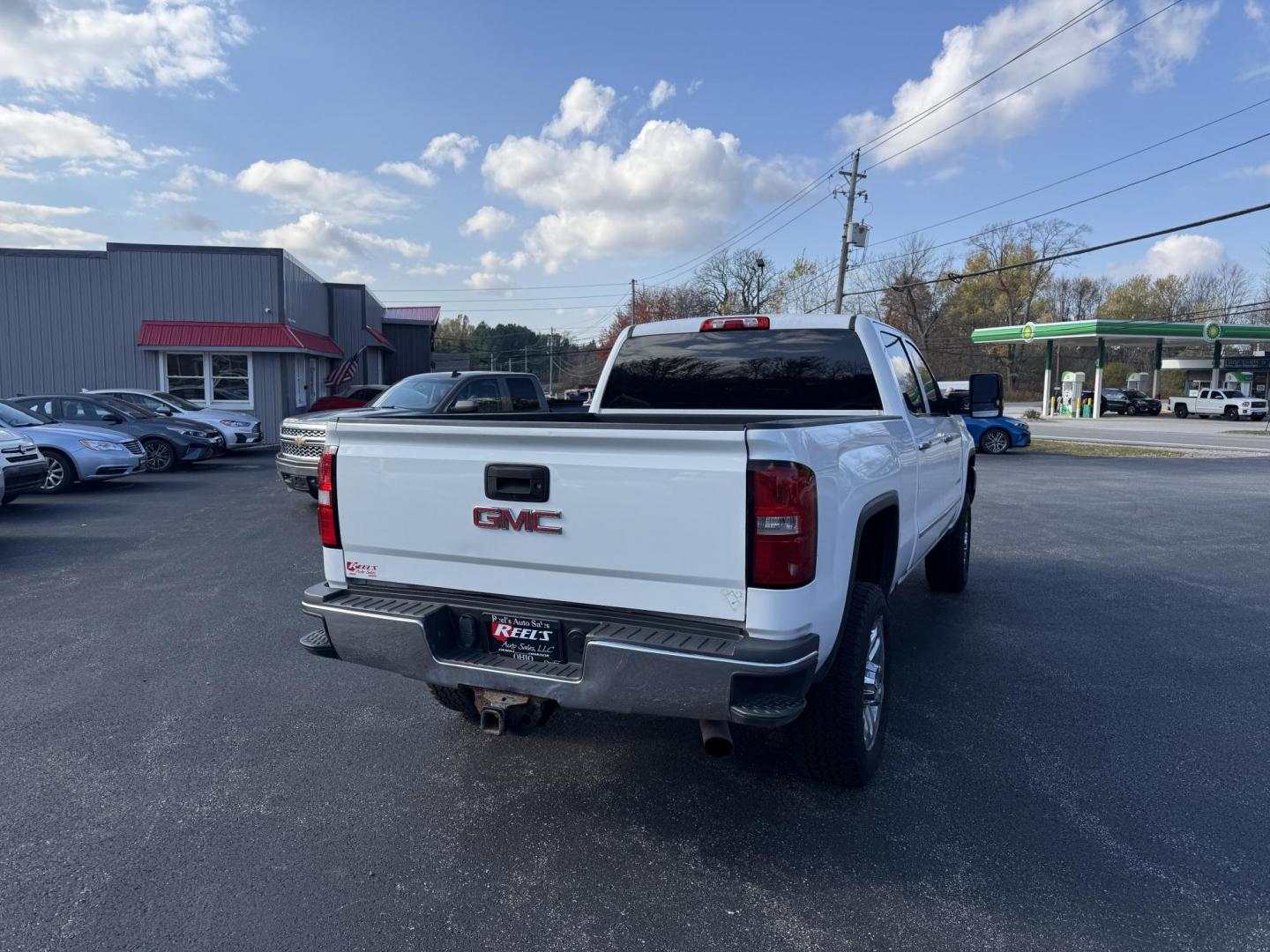 2017 White /Black GMC Sierra 2500HD SLE Crew Cab 4WD (1GT12SEG6HF) with an 6.0L V8 OHV 16V FFV engine, Automatic transmission, located at 11115 Chardon Rd. , Chardon, OH, 44024, (440) 214-9705, 41.580246, -81.241943 - Photo#8