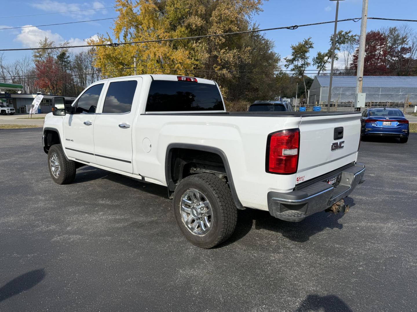 2017 White /Black GMC Sierra 2500HD SLE Crew Cab 4WD (1GT12SEG6HF) with an 6.0L V8 OHV 16V FFV engine, Automatic transmission, located at 11115 Chardon Rd. , Chardon, OH, 44024, (440) 214-9705, 41.580246, -81.241943 - Photo#12