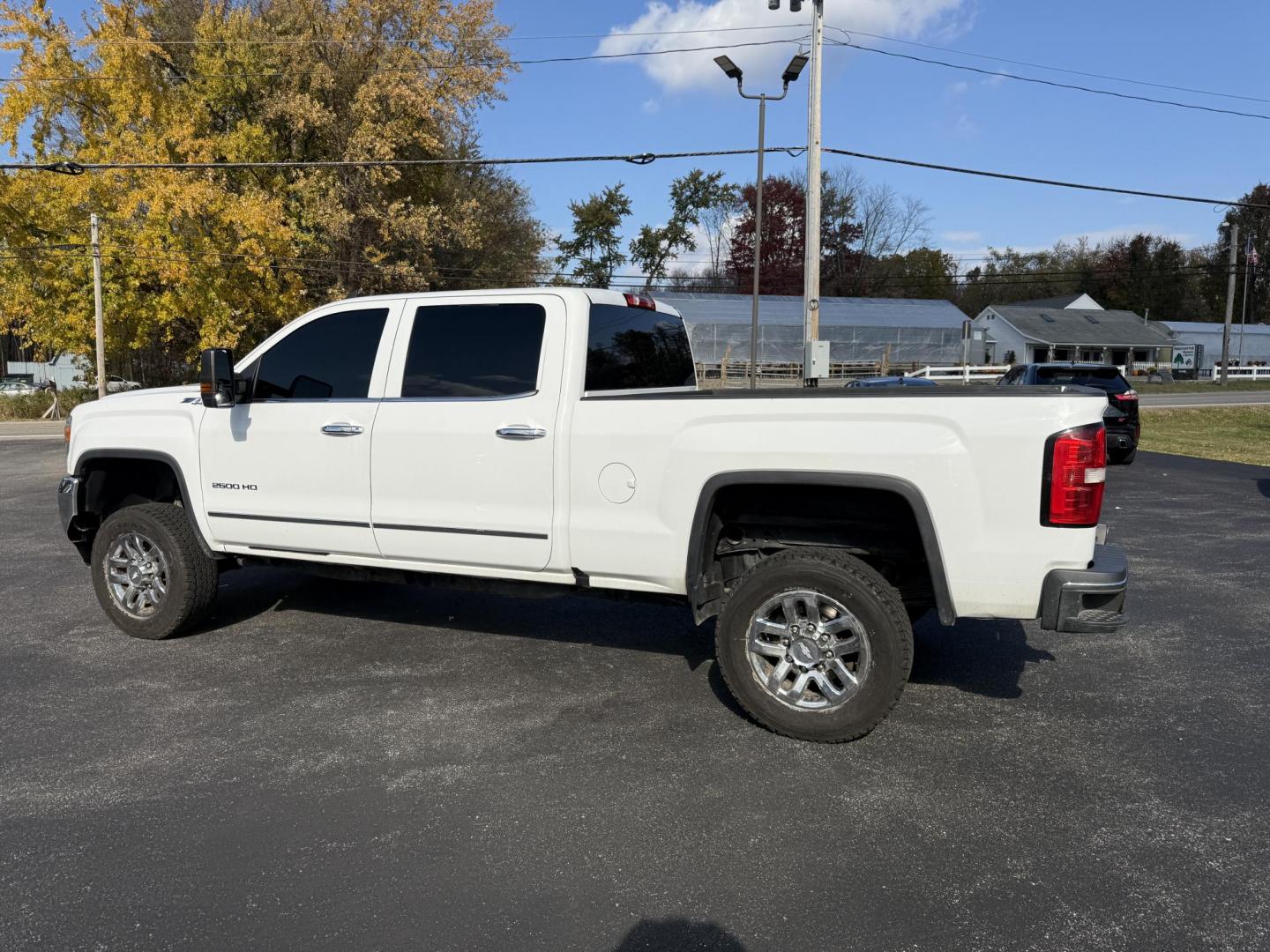 2017 White /Black GMC Sierra 2500HD SLE Crew Cab 4WD (1GT12SEG6HF) with an 6.0L V8 OHV 16V FFV engine, Automatic transmission, located at 11115 Chardon Rd. , Chardon, OH, 44024, (440) 214-9705, 41.580246, -81.241943 - Photo#13