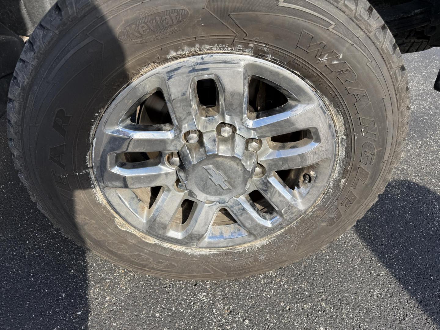 2017 White /Black GMC Sierra 2500HD SLE Crew Cab 4WD (1GT12SEG6HF) with an 6.0L V8 OHV 16V FFV engine, Automatic transmission, located at 11115 Chardon Rd. , Chardon, OH, 44024, (440) 214-9705, 41.580246, -81.241943 - Photo#14