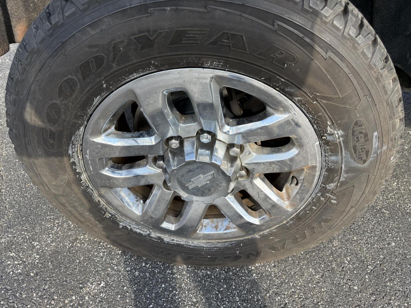 2017 White /Black GMC Sierra 2500HD SLE Crew Cab 4WD (1GT12SEG6HF) with an 6.0L V8 OHV 16V FFV engine, Automatic transmission, located at 11115 Chardon Rd. , Chardon, OH, 44024, (440) 214-9705, 41.580246, -81.241943 - Photo#16