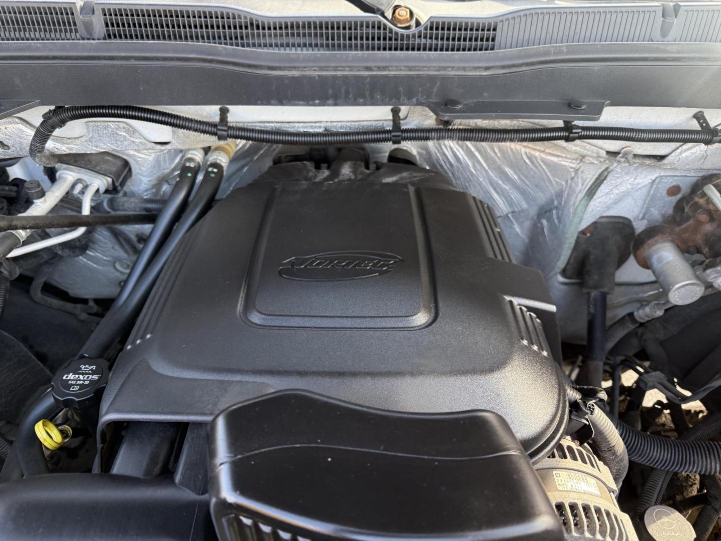 2017 White /Black GMC Sierra 2500HD SLE Crew Cab 4WD (1GT12SEG6HF) with an 6.0L V8 OHV 16V FFV engine, Automatic transmission, located at 11115 Chardon Rd. , Chardon, OH, 44024, (440) 214-9705, 41.580246, -81.241943 - Photo#18