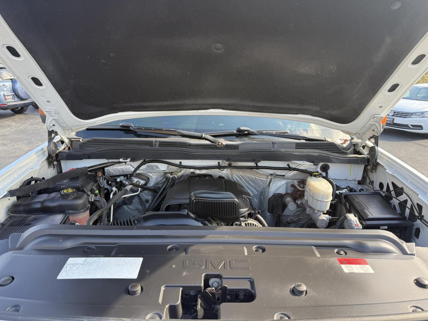 2017 White /Black GMC Sierra 2500HD SLE Crew Cab 4WD (1GT12SEG6HF) with an 6.0L V8 OHV 16V FFV engine, Automatic transmission, located at 11115 Chardon Rd. , Chardon, OH, 44024, (440) 214-9705, 41.580246, -81.241943 - Photo#17