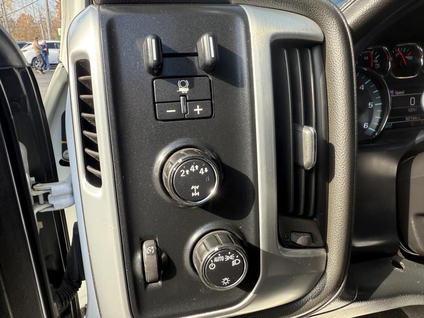 2017 White /Black GMC Sierra 2500HD SLE Crew Cab 4WD (1GT12SEG6HF) with an 6.0L V8 OHV 16V FFV engine, Automatic transmission, located at 11115 Chardon Rd. , Chardon, OH, 44024, (440) 214-9705, 41.580246, -81.241943 - Photo#22