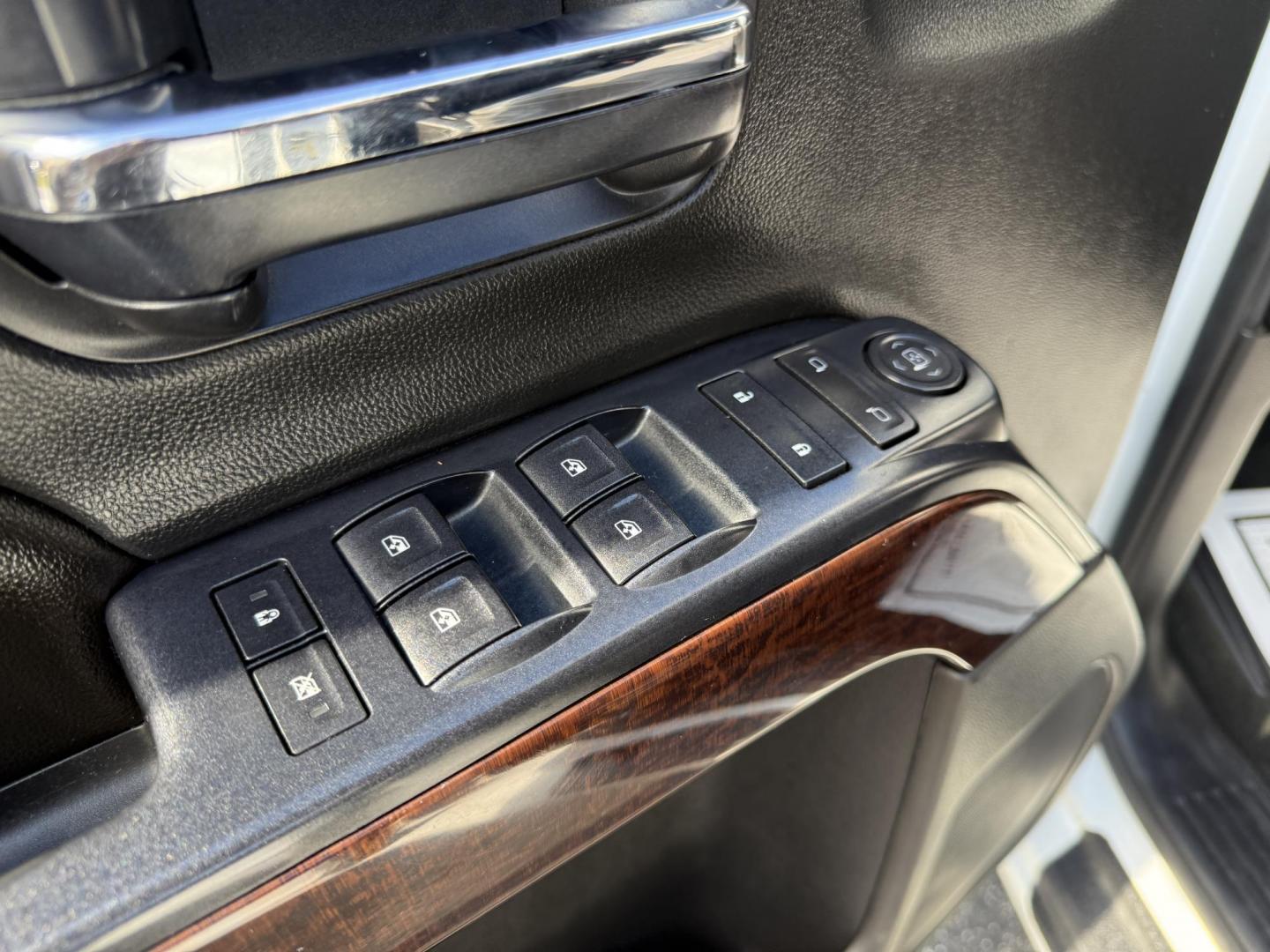 2017 White /Black GMC Sierra 2500HD SLE Crew Cab 4WD (1GT12SEG6HF) with an 6.0L V8 OHV 16V FFV engine, Automatic transmission, located at 11115 Chardon Rd. , Chardon, OH, 44024, (440) 214-9705, 41.580246, -81.241943 - Photo#21