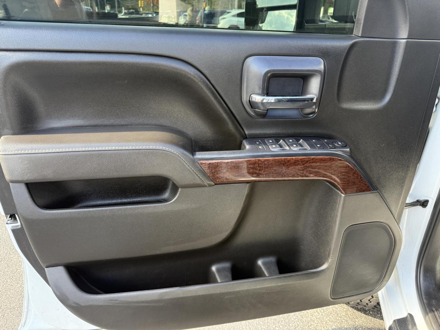 2017 White /Black GMC Sierra 2500HD SLE Crew Cab 4WD (1GT12SEG6HF) with an 6.0L V8 OHV 16V FFV engine, Automatic transmission, located at 11115 Chardon Rd. , Chardon, OH, 44024, (440) 214-9705, 41.580246, -81.241943 - Photo#20