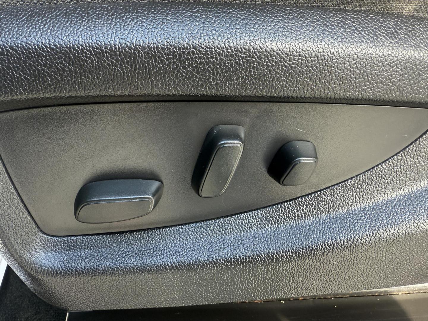 2017 White /Black GMC Sierra 2500HD SLE Crew Cab 4WD (1GT12SEG6HF) with an 6.0L V8 OHV 16V FFV engine, Automatic transmission, located at 11115 Chardon Rd. , Chardon, OH, 44024, (440) 214-9705, 41.580246, -81.241943 - Photo#23